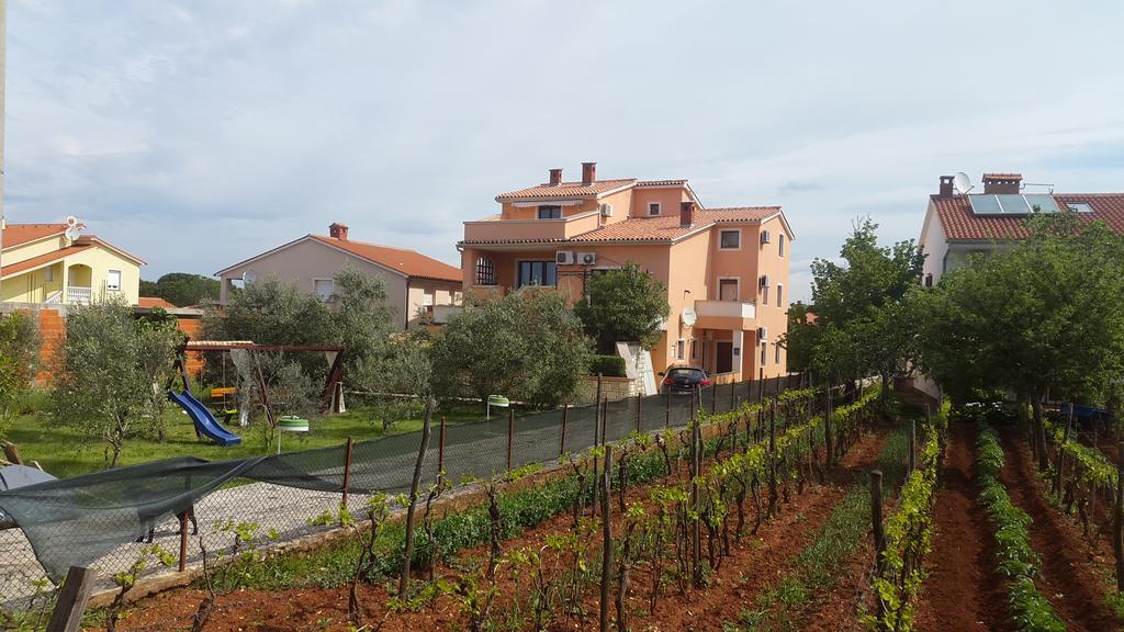 Apartmani Viktorija Фажана Экстерьер фото